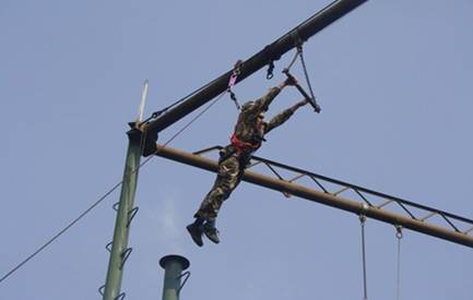 官兵挑戰高空拓展設備訓練中